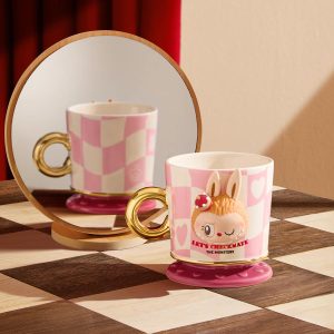 Labubu Let’s Checkmate Beker – Blauw & Roze | Artistieke Keramische Mok
