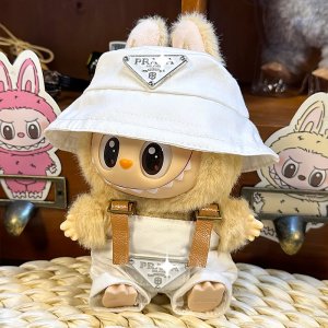 Labubu Urban Look – Casual Editie in Gebroken Wit