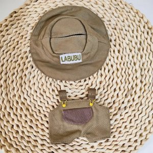 Labubu Landelijke Vichy Outfit – Groene Tuinbroek & Bucket Hat “LABUBU”