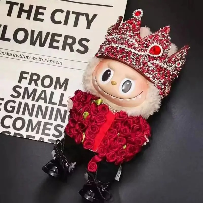 Labubu Koninklijke Kroon Outfit – Ruby Roses Editie met Luxe Bloemenjas en Glanzende Tiara - Afbeelding 2