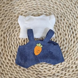 Labubu Denim Wortel Outfit – Donkerblauwe Tuinbroek & Pastelblauwe Bucket Hat