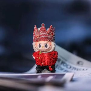 Labubu Koninklijke Kroon Outfit – Ruby Roses Editie met Luxe Bloemenjas en Glanzende Tiara